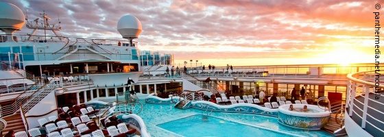Photo: Pool landscape on deck of a cruise ship; Copyright: panthermedia.net/ncousla