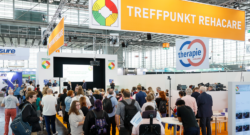 Audience in front of the stage at the TREFFPUNKT REHACARE expert forum at REHACARE 2024; Copyright: Messe Düsseldorf/Andreas Wiese