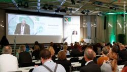 Photo: Opening speech at the REHACARE Congress 2017, view over the audience onto the stage and the lectern; Copyright: Messe Düsseldorf/ctillmann