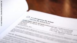 Photo: A letter from the Federal Employment Agency; Copyright: Andi Weiland | Gesellschaftsbilder.de