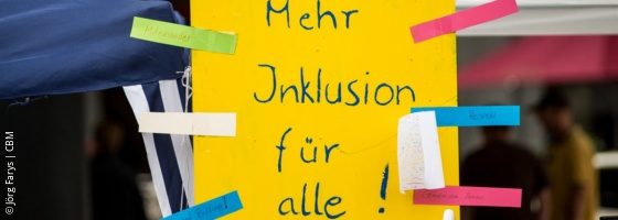 Photo: A poster with "inclusion for all" written on it; Copyright: Jörg Farys | CBM