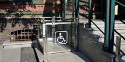 Photo: Wheelchair lift in front of a medical center; Copyright: panthermedia.net/gl0ck