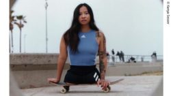Image: Kanya Sesser models in sportswear on a skateboard; Copyright: Kanya Sesser 